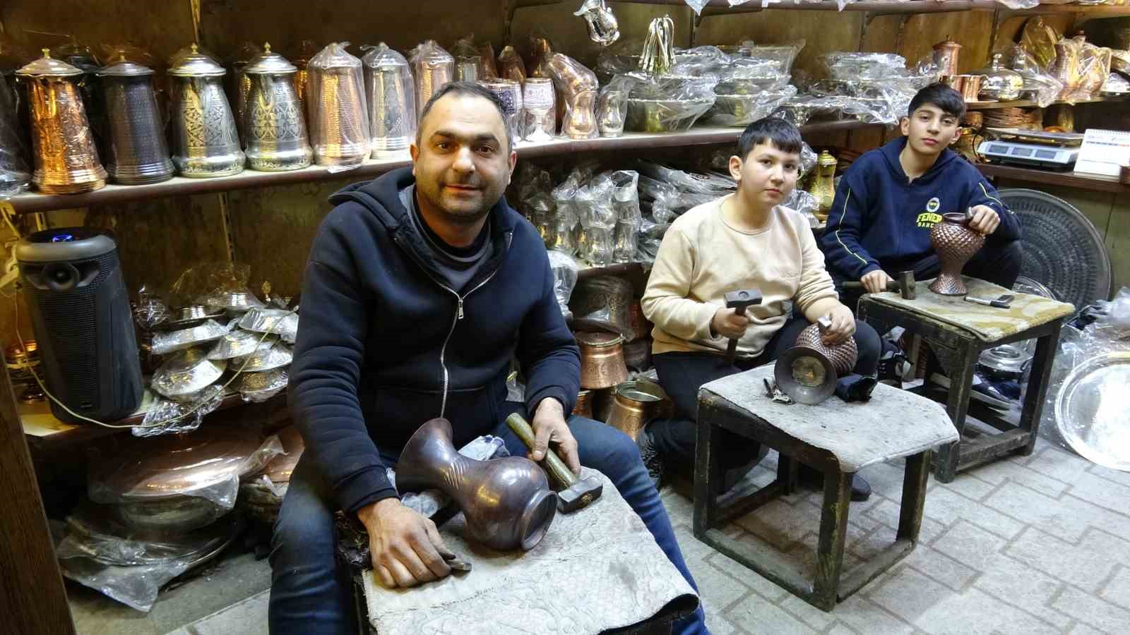 Babasından öğrendiği mesleğini çocuklarına öğretiyor
