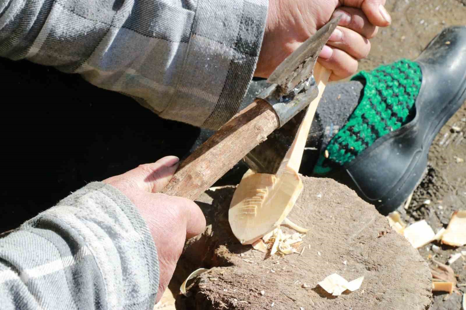 Babasından öğrendiği tahta kaşıkçılığı yaşatıyor
