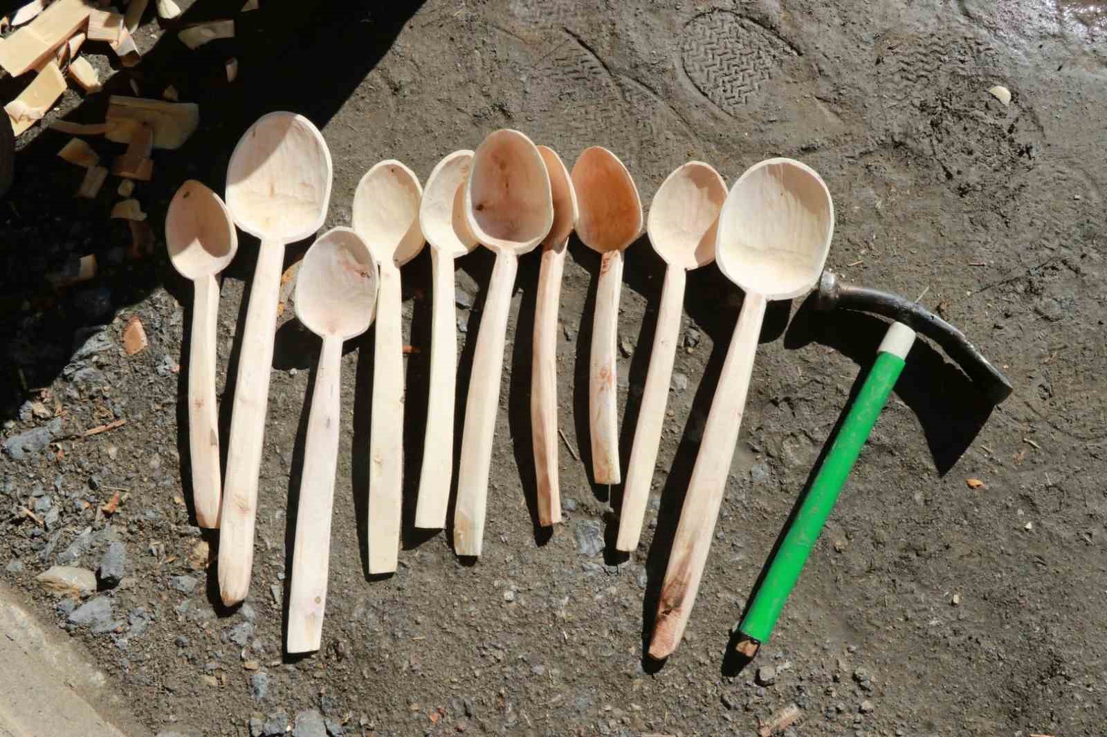 Babasından öğrendiği tahta kaşıkçılığı yaşatıyor
