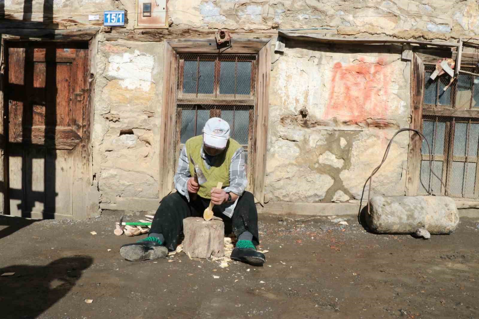 Babasından öğrendiği tahta kaşıkçılığı yaşatıyor
