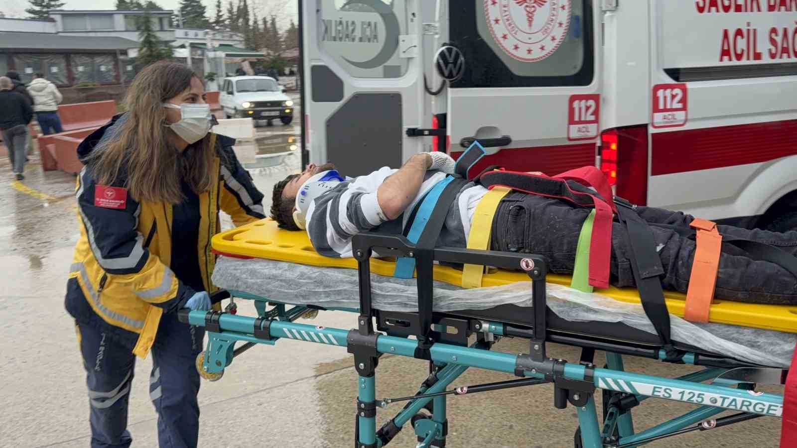 Babasını ameliyata götürürken yaptığı kazada oğlu yaralandı
