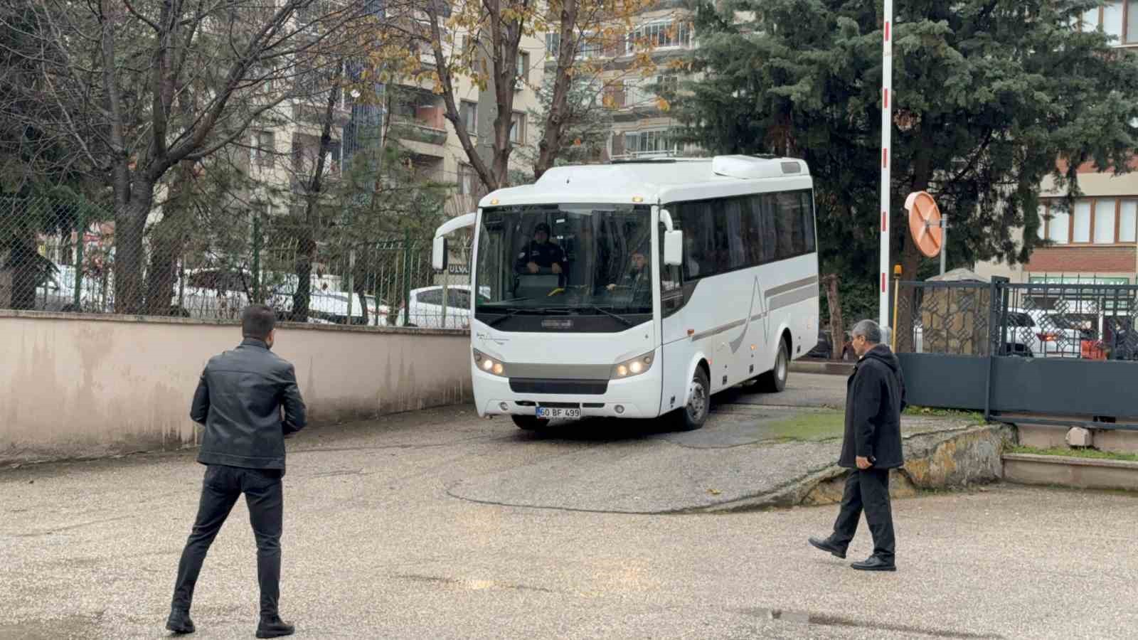 Babasını öldürdüğünü kabul etti,
