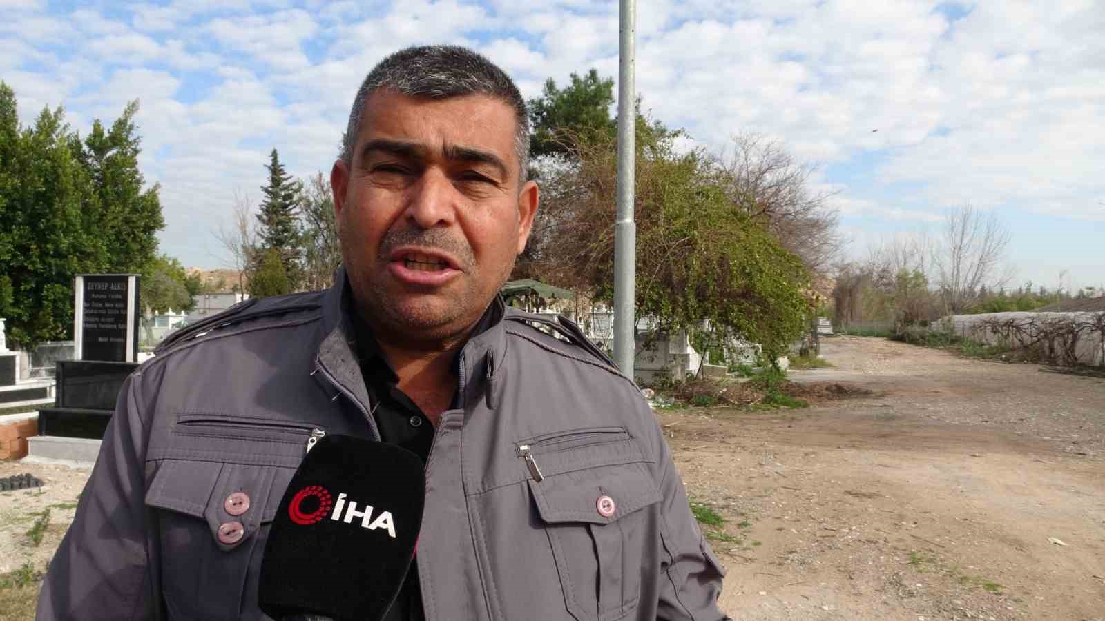 Babasının mezarındaki çiçekleri söküp uyuşturucu sakladılar
