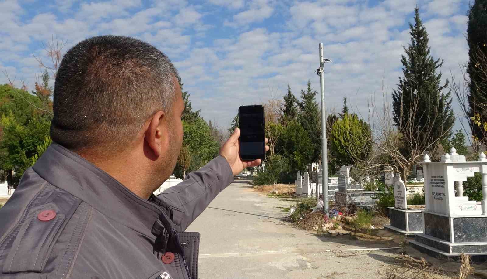 Babasının mezarındaki çiçekleri söküp uyuşturucu sakladılar
