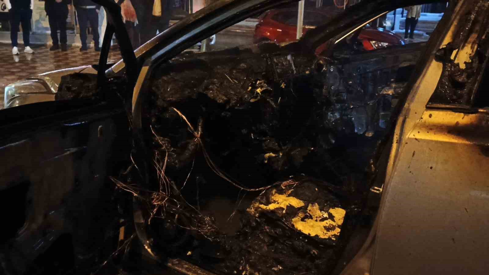 Babasıyla tartıştı, park halindeki aracı yaktı
