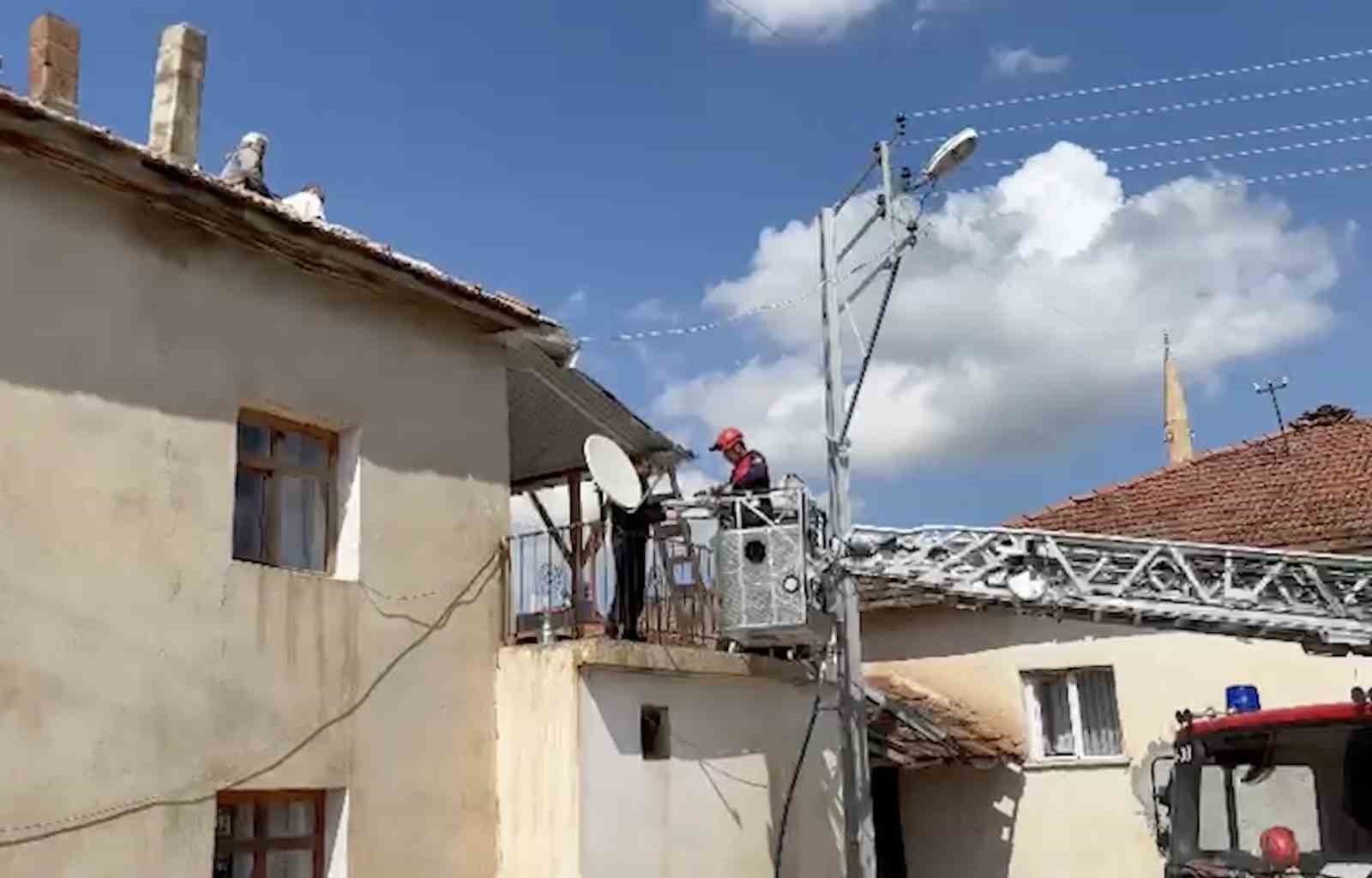 Baca temizlerken bayıldı, çatıdan itfaiye indirdi

