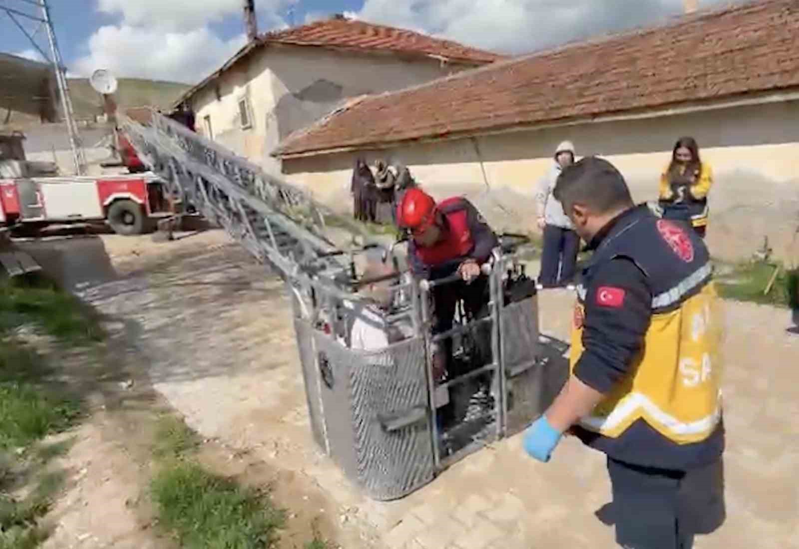 Baca temizlerken bayıldı, çatıdan itfaiye indirdi

