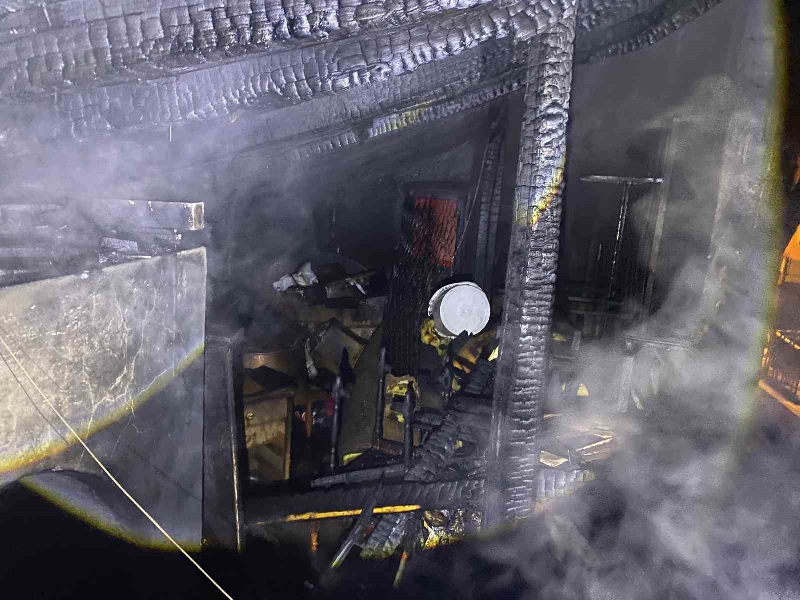 Bacadan çıkan yangında ev tamamen yanarak kullanılamaz hale geldi
