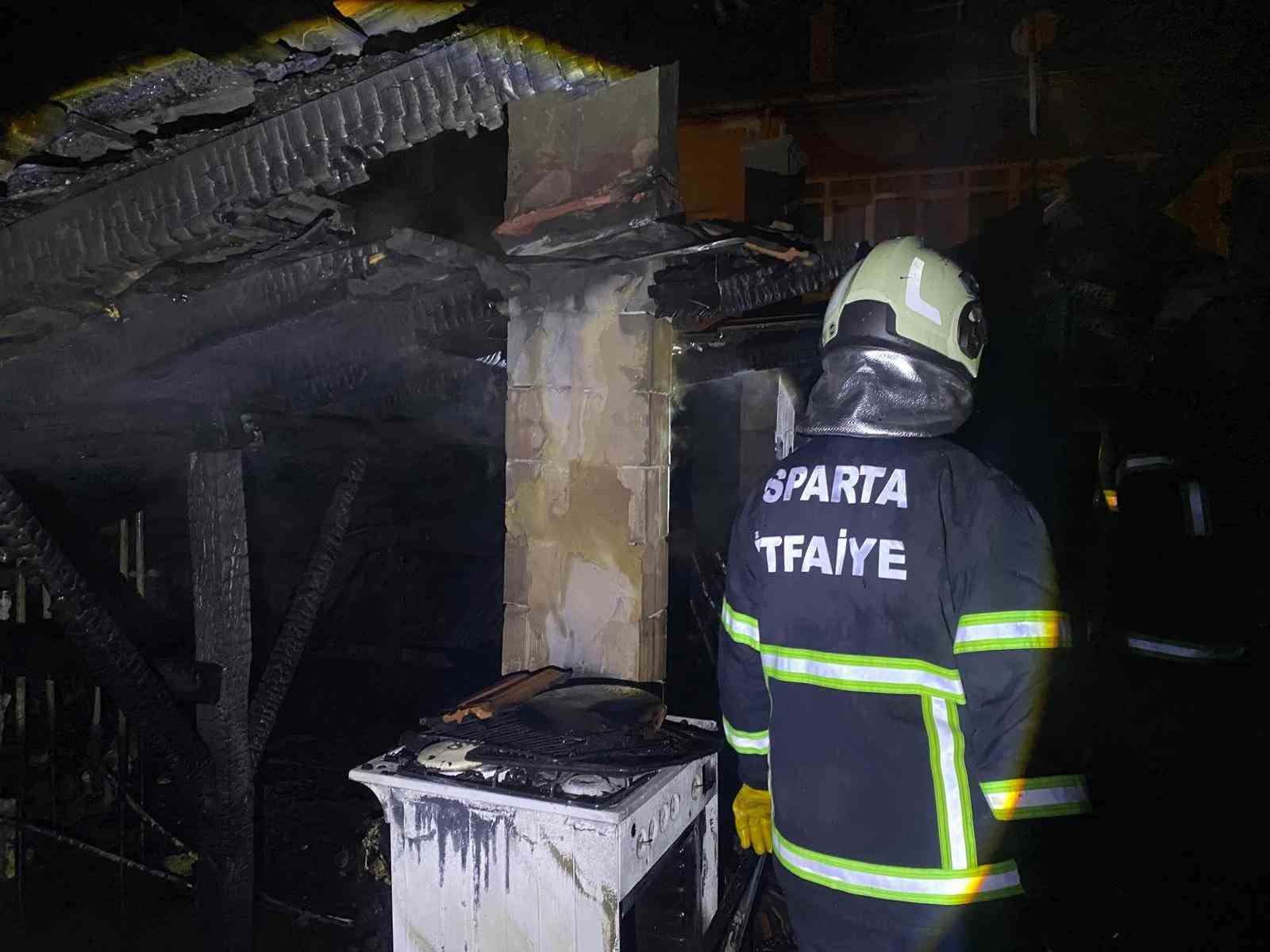 Bacadan çıkan yangında ev tamamen yanarak kullanılamaz hale geldi
