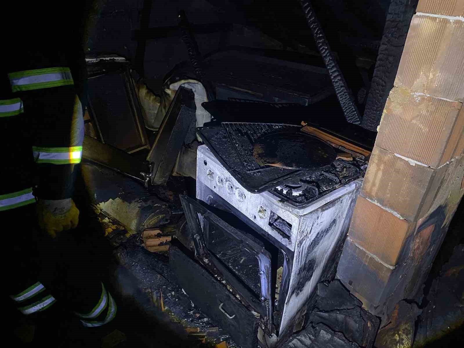 Bacadan çıkan yangında ev tamamen yanarak kullanılamaz hale geldi
