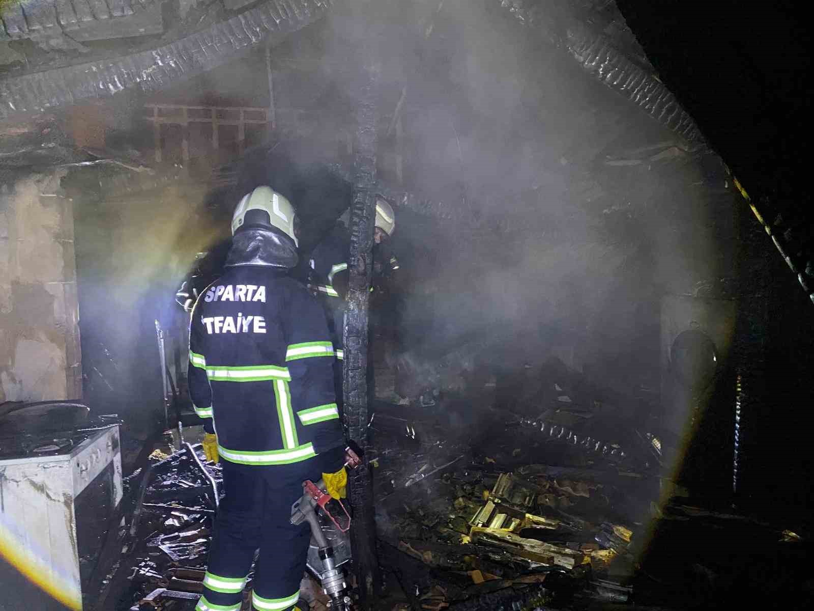 Bacadan çıkan yangında ev tamamen yanarak kullanılamaz hale geldi
