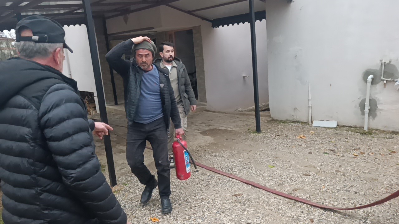 Bacadan düşen kıvılcımdan yangın çıktı: 4 kişi dumandan etkilendi

