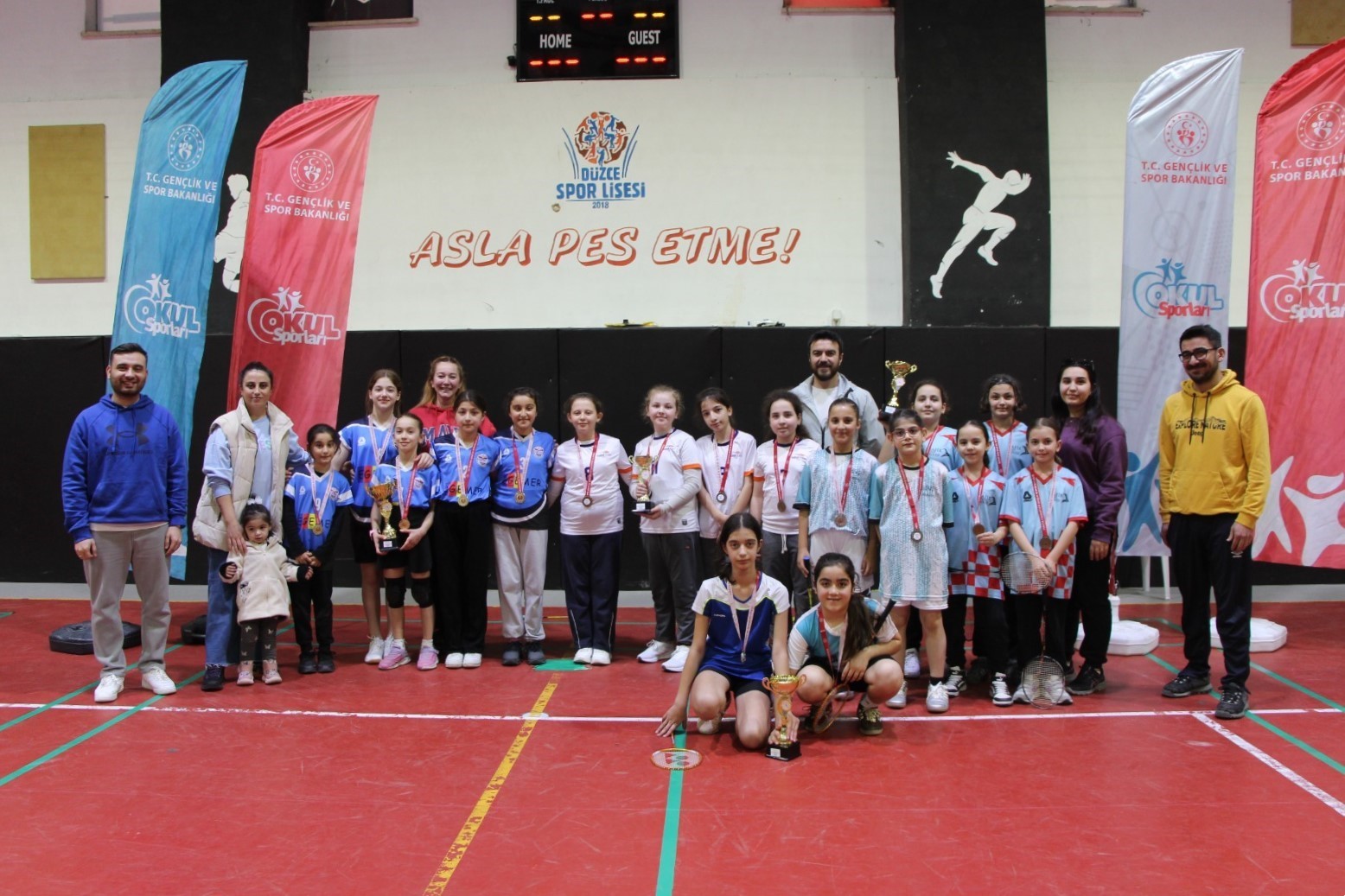 Badmintonda şampiyonlara ödülleri verildi
