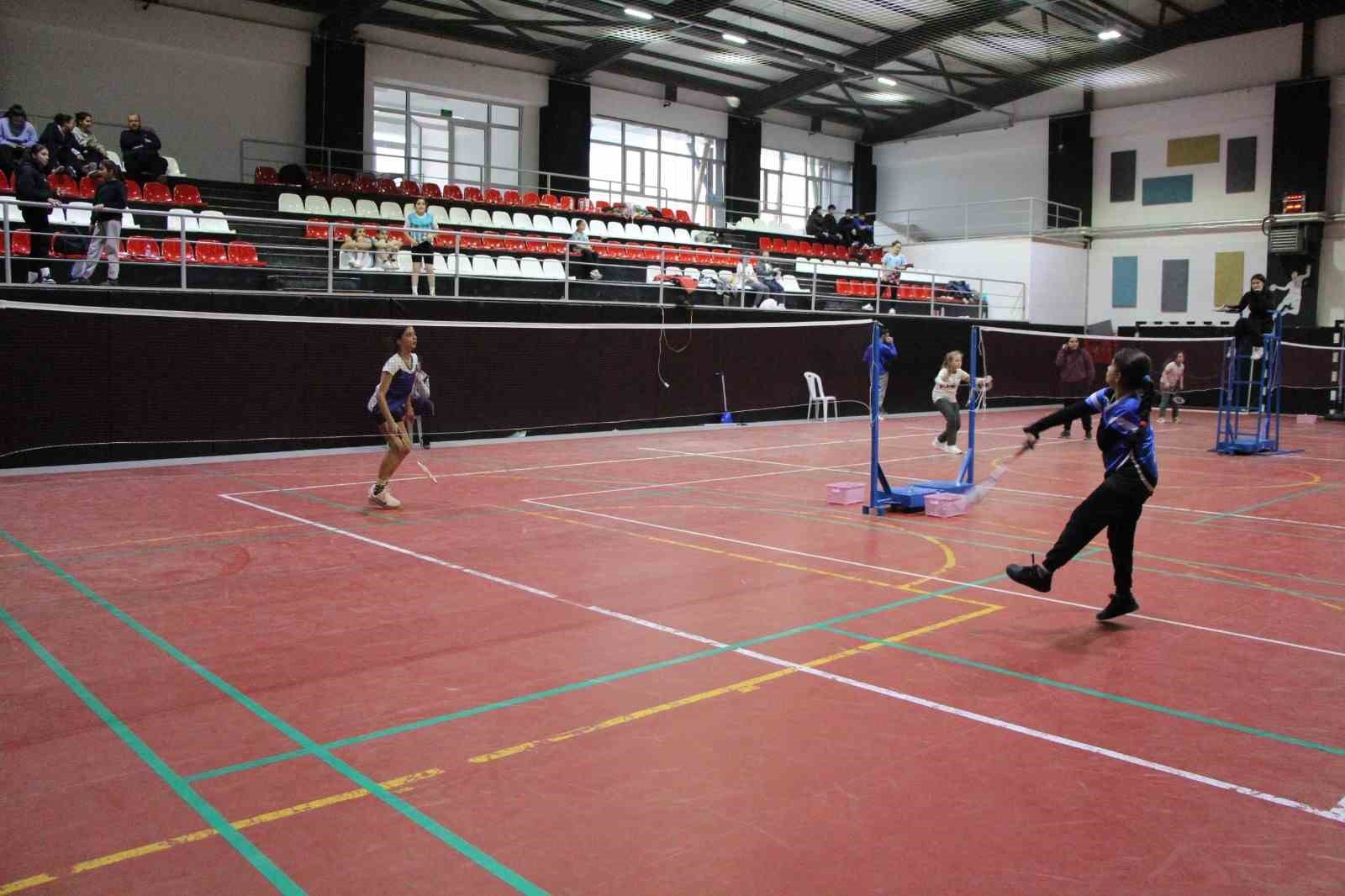 Badmintonda şampiyonlara ödülleri verildi
