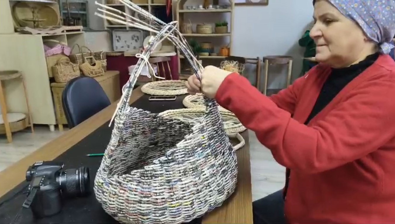 Bafra’da atık kağıtlar sanata dönüşüyor
Bafra’da atık kağıtlar sanata dönüşüyor