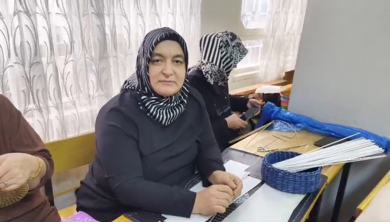 Bafra’da atık kağıtlar sanata dönüşüyor
Bafra’da atık kağıtlar sanata dönüşüyor