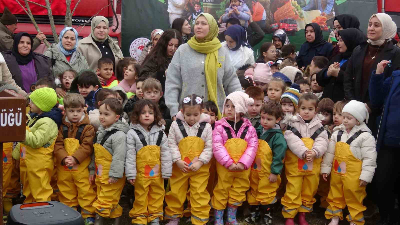 Bafra’da minik eller 3 bin fidanı toprakla buluşturdu
