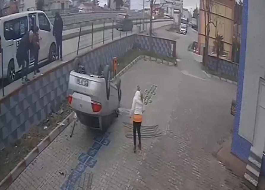 Bafra’da otomobil cami bahçesine uçtu
