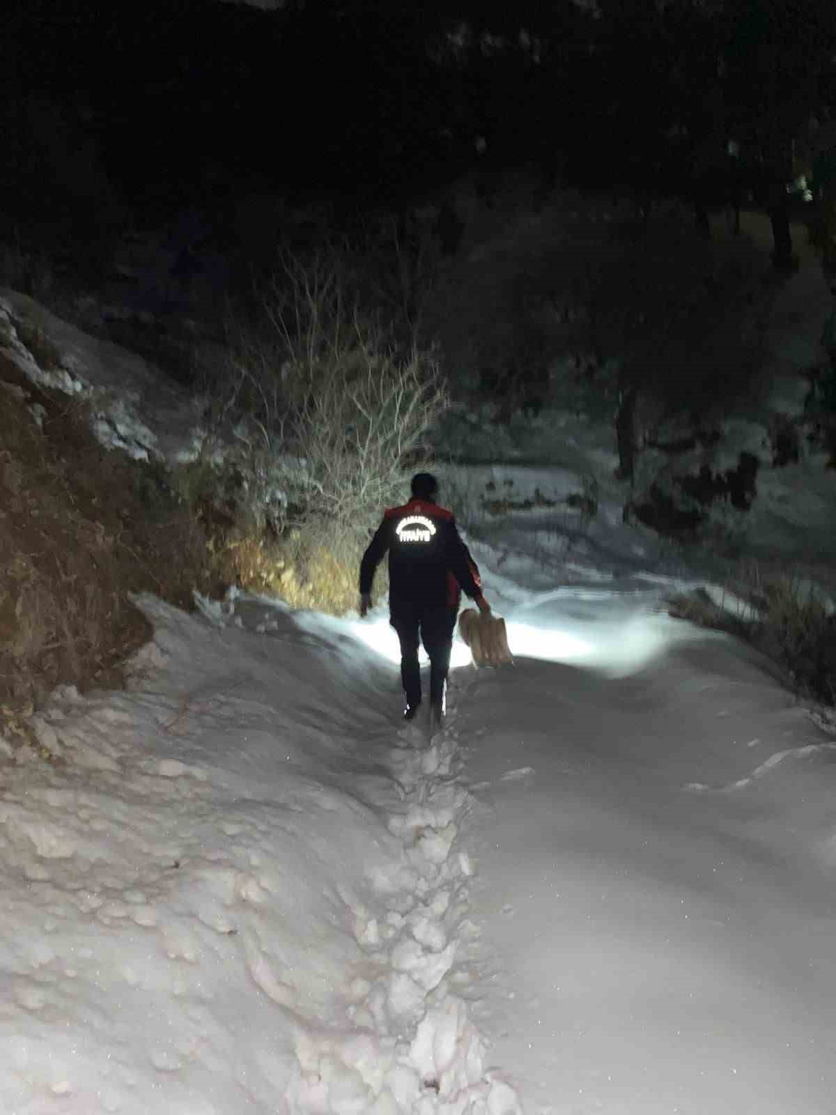 Bağ evinde mahsur kalan aileye itfaiyeden erzak desteği
