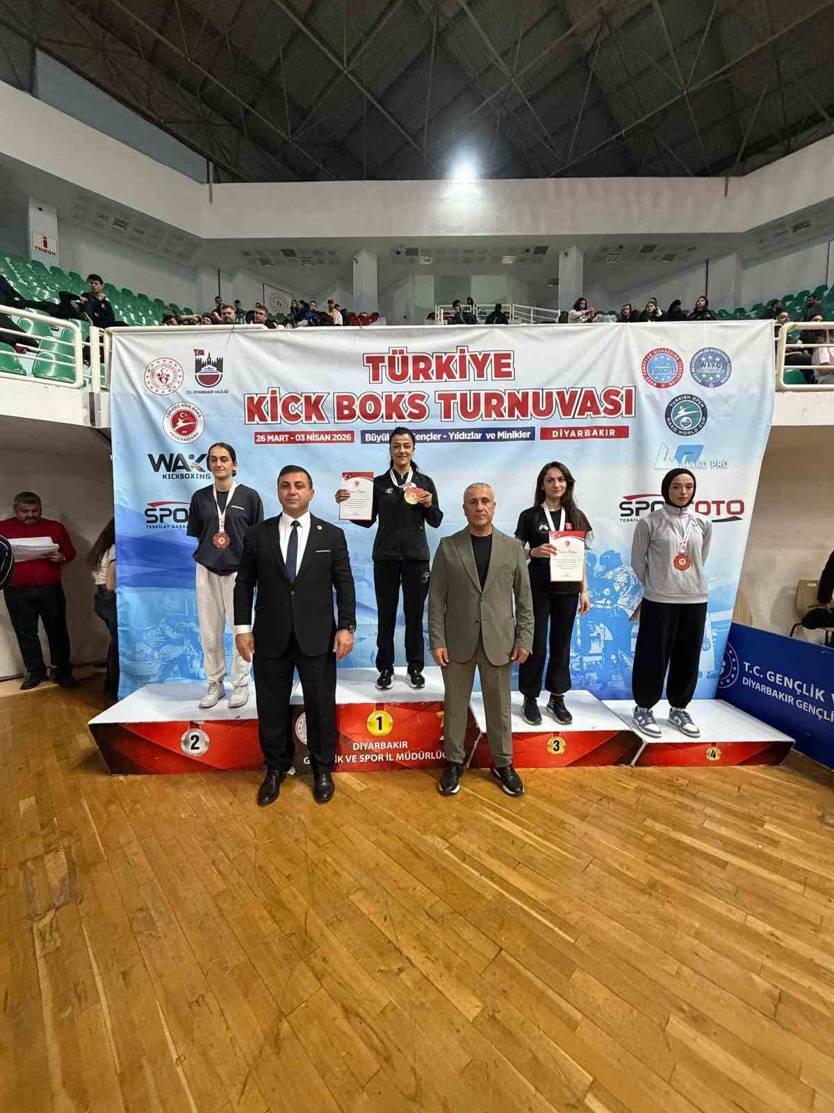 Bağcılar Belediyesi personeli, Kick Boks’ta Türkiye şampiyonu oldu

