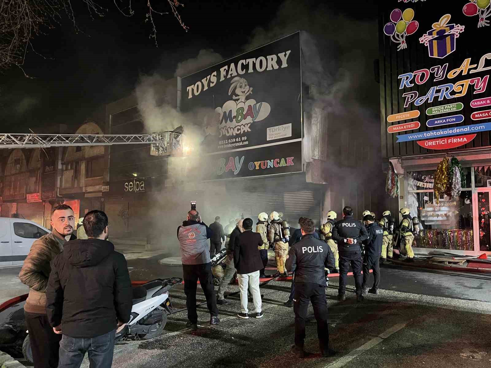 Bağcılar İSTOÇ’da iki katlı iş yerinde yangın
