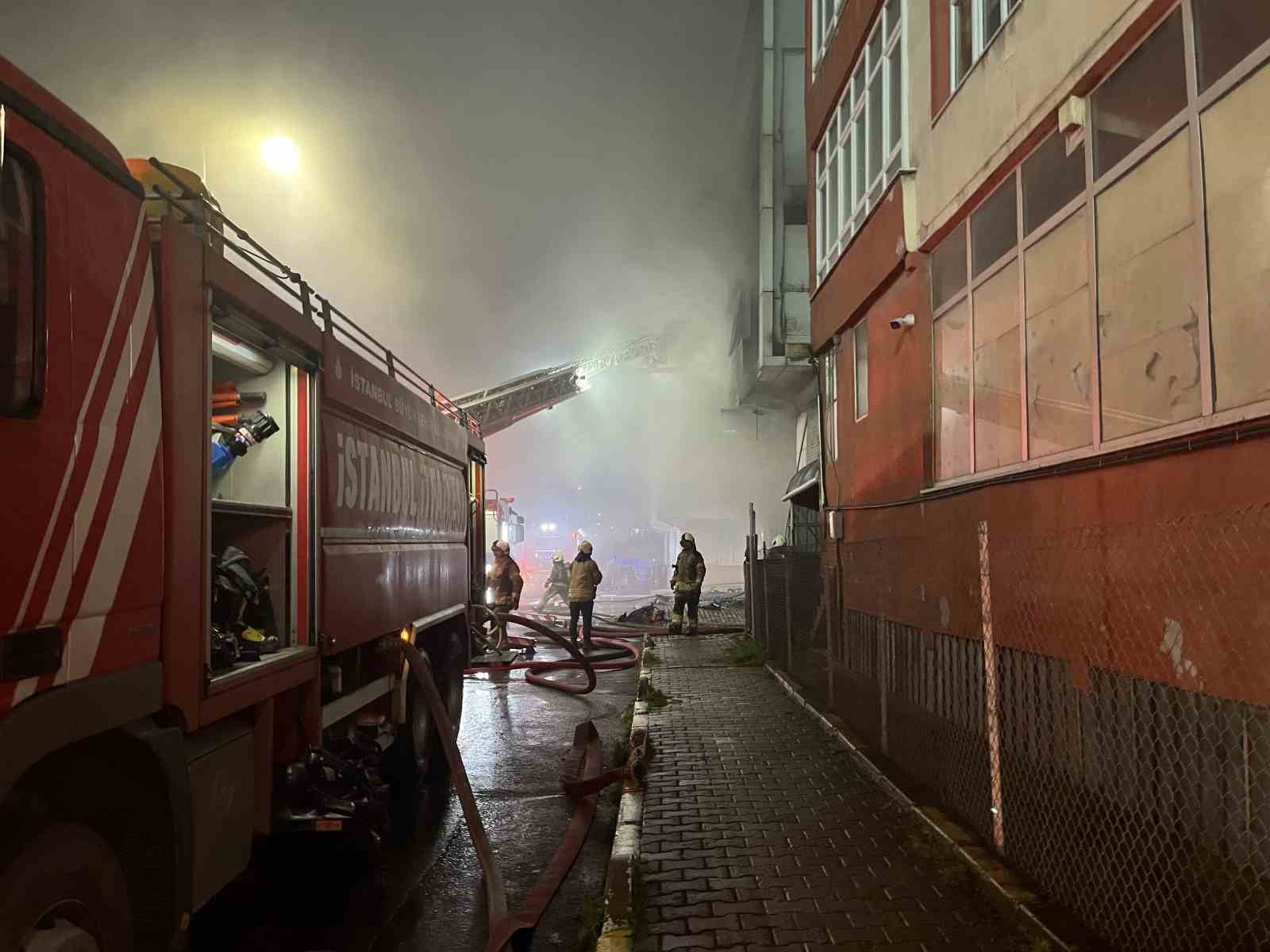 Bağcılar’da 4 katlı tekstil fabrikasında korkutan yangın
