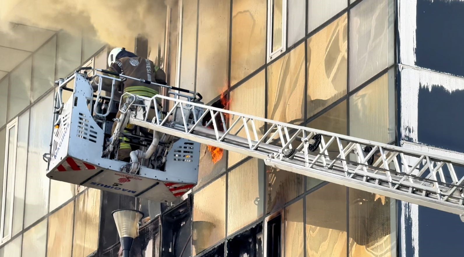 Bağcılar’da alışveriş merkezinin içindeki gece kulübünden alevler yükseldi
