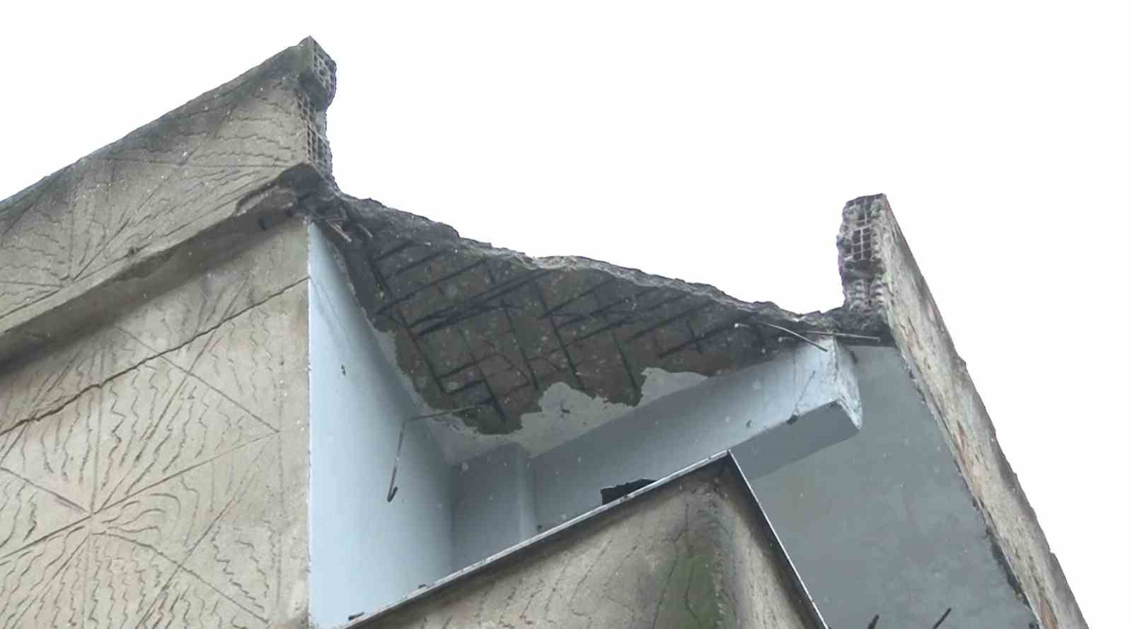 Bağcılar’da bir binanın çatısı çöktü: 2 araç hasar gördü
