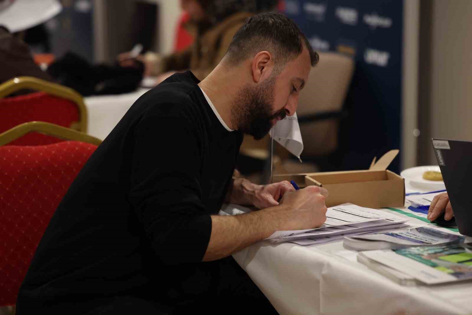 Bağcılar’da iş arayanlar ile iş verenler "Kariyer Buluşmaları"nda bir araya geldi
