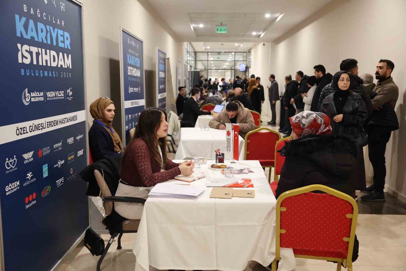 Bağcılar’da iş arayanlar ile iş verenler "Kariyer Buluşmaları"nda bir araya geldi
