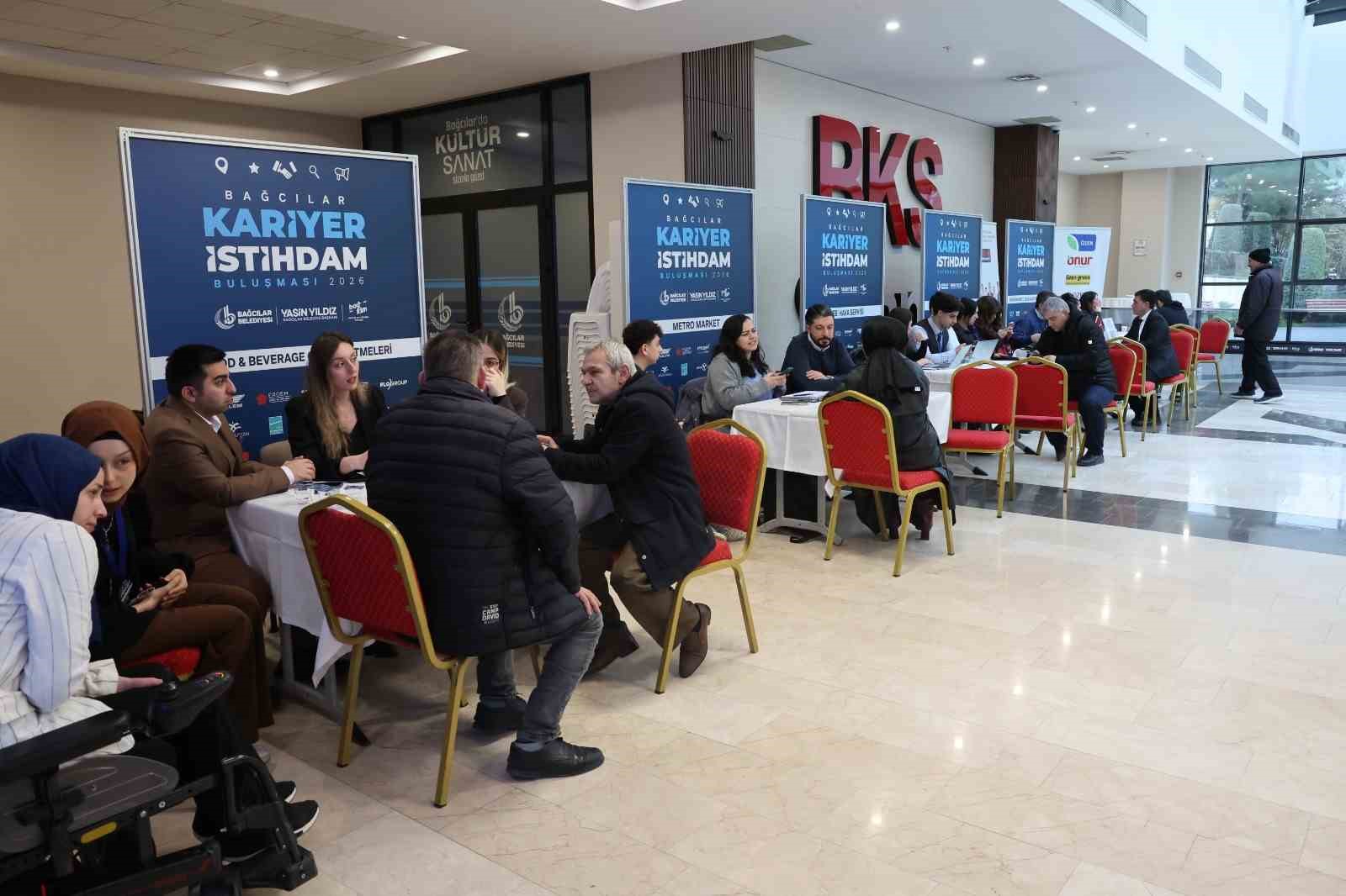 Bağcılar’da iş arayanlar ile iş verenler "Kariyer Buluşmaları"nda bir araya geldi

