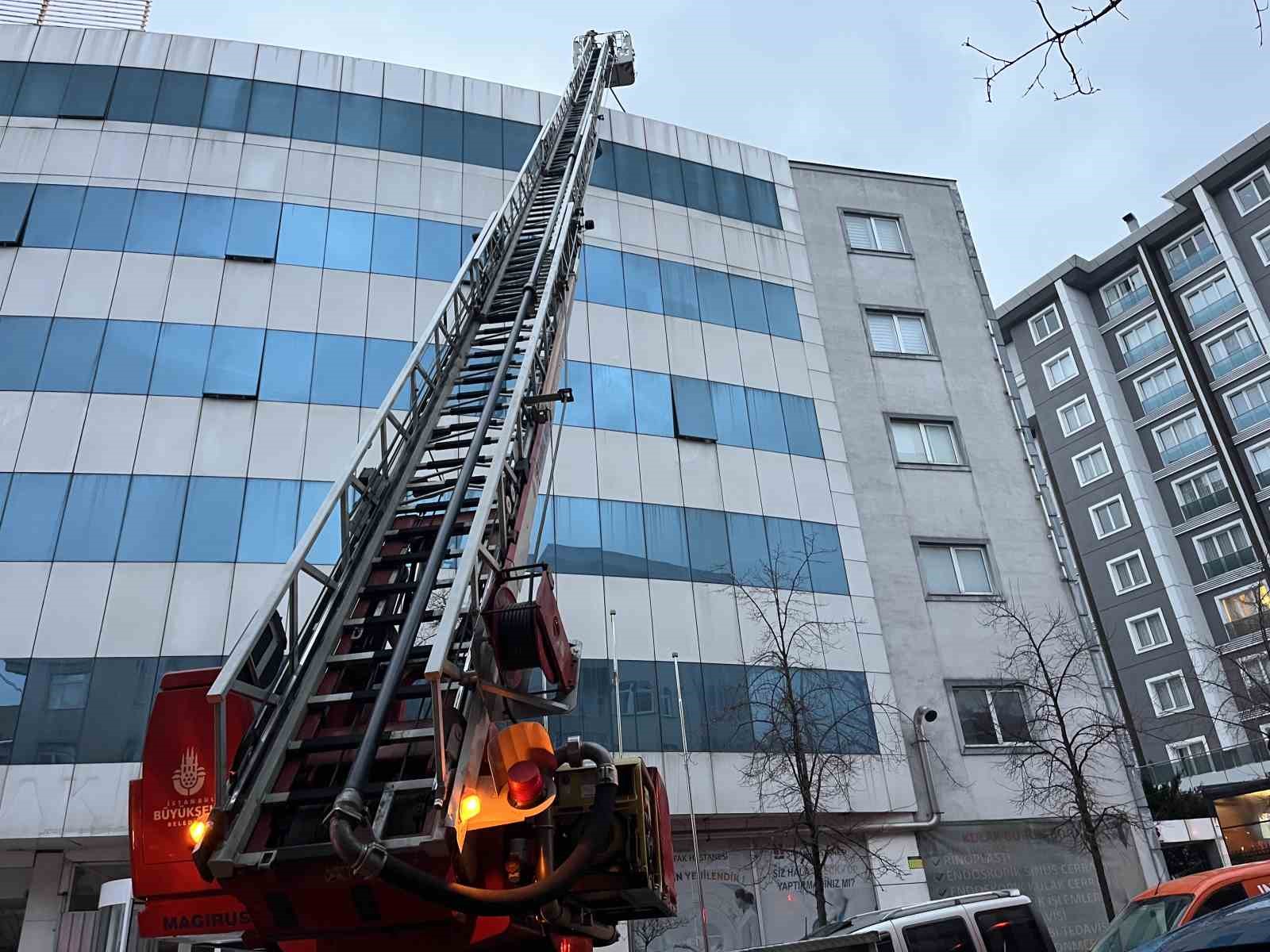 Bağcılar’da kapatılan hastanenin çatısında yangın

