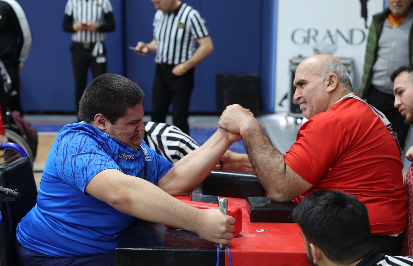Bağcılarlı demir bileklerden büyük başarı: 14 madalya kazandılar
