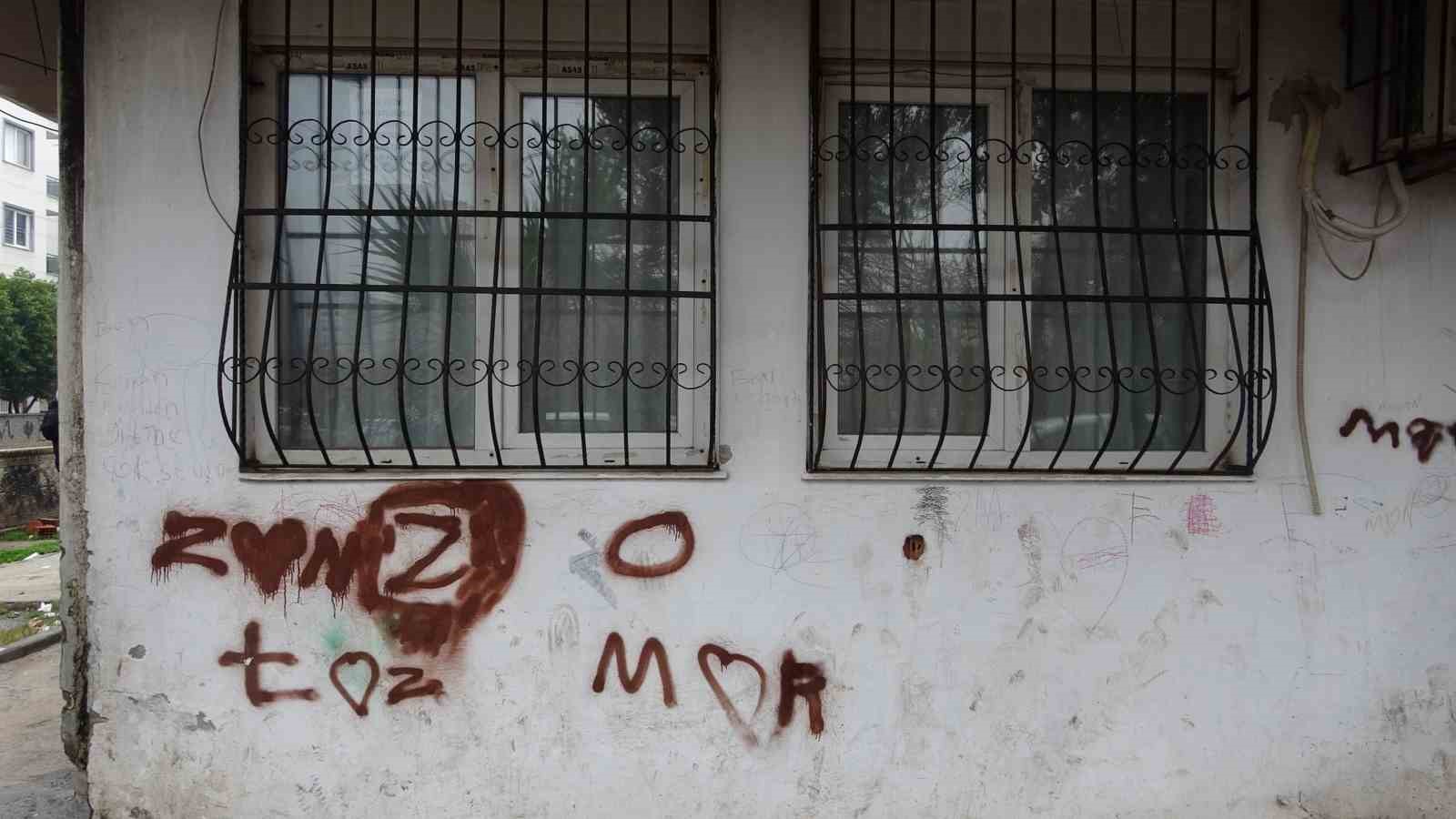 Bağımlılardan bıktı, evini camına "Bu evde uyuşturucu satışı yoktur, rahatsız etmeyin" yazlı not astı
