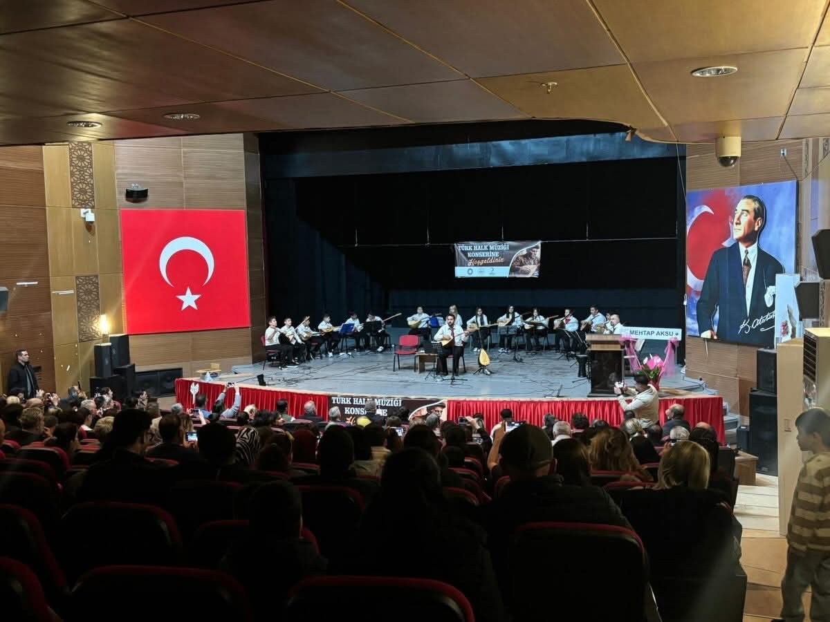 Bağlama kursiyerlerinden halk müziği konseri
