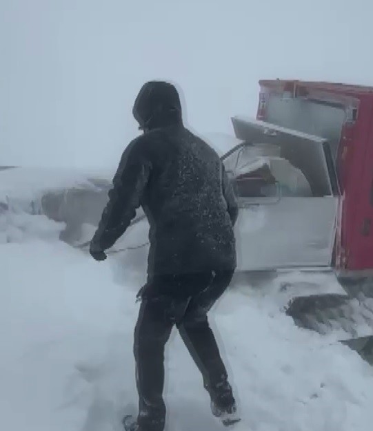 Bahar ayında kış manzarası: Karadağ’da nefes kesen çalışma
