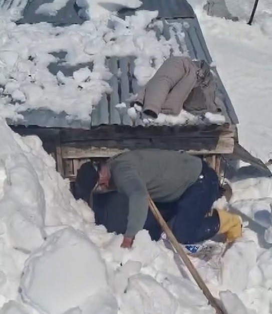 Bahar hazırlığı için gittikleri köyde metrelerce karla karşılaştılar
