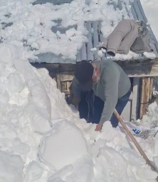Bahar hazırlığı için gittikleri köyde metrelerce karla karşılaştılar
