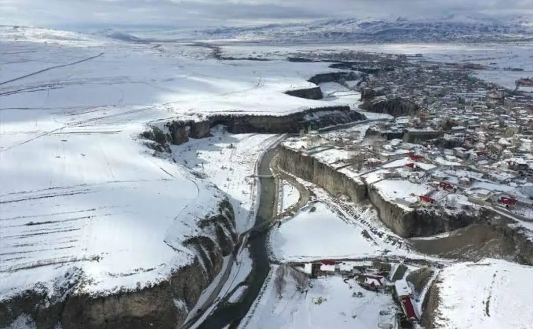 Bahar kapıdayken Diyadin’de kış geri döndü
