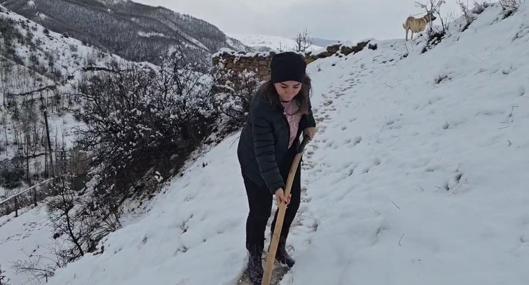 Bahar yerini kışa bıraktı: Erzincan Refahiye’de kar yağışı etkili oldu
