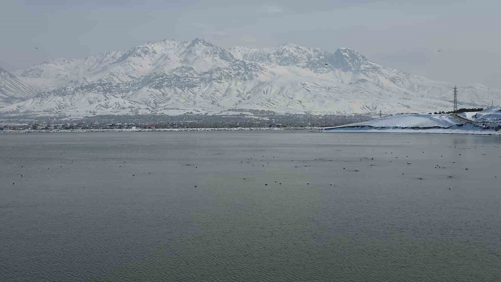 Bahar yüzünü gösterdi: Sıhke Göleti’nin buzları tamamen çözüldü
