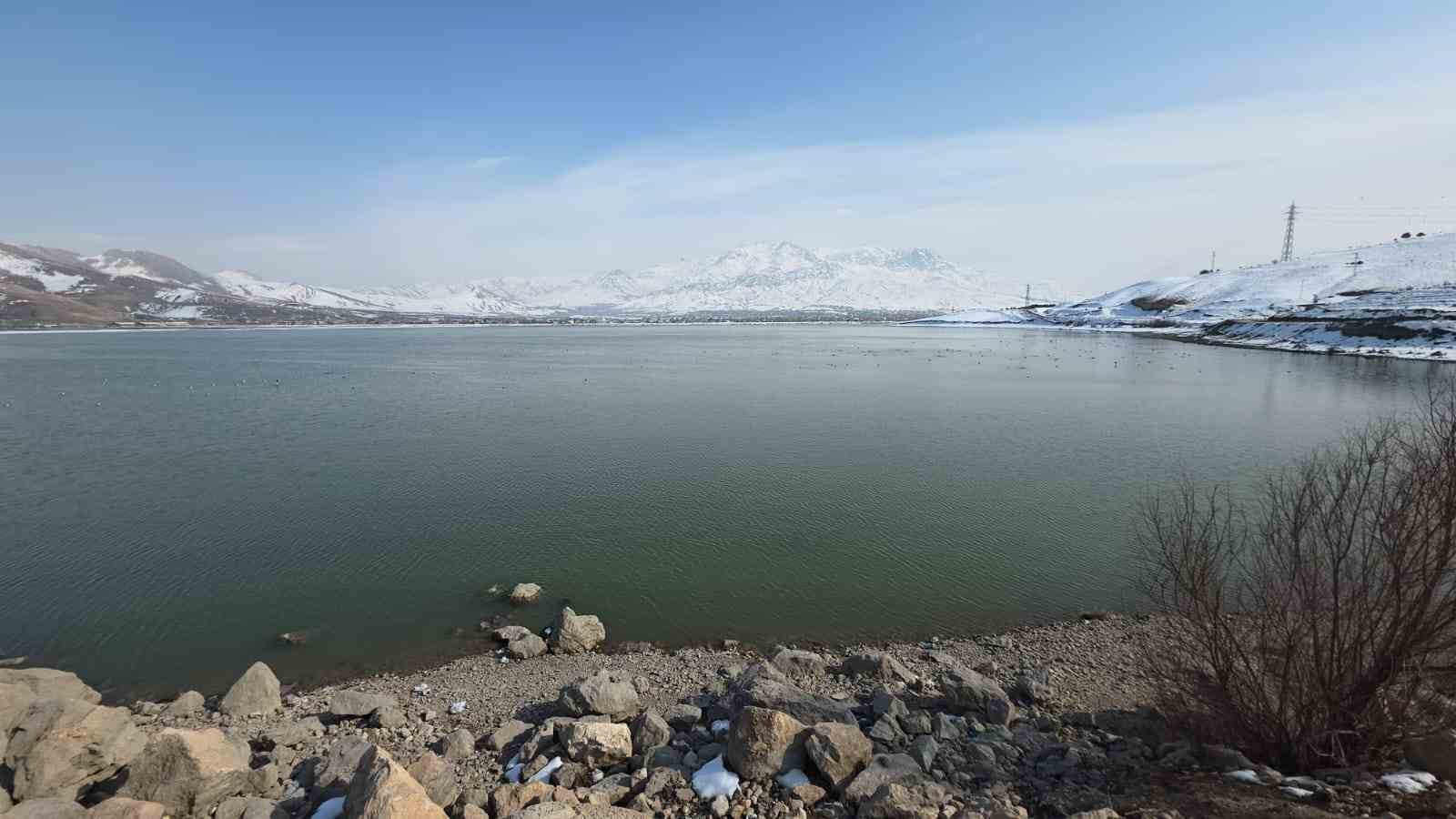 Bahar yüzünü gösterdi: Sıhke Göleti’nin buzları tamamen çözüldü
