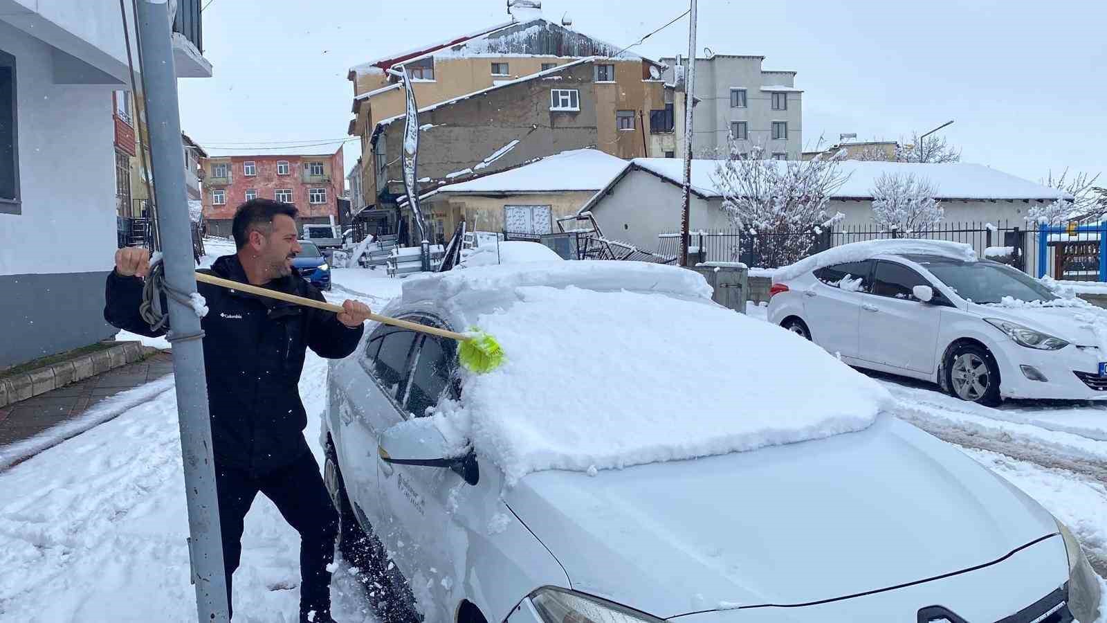 Baharı bekleyen Karlıova karlı bir güne uyandı
