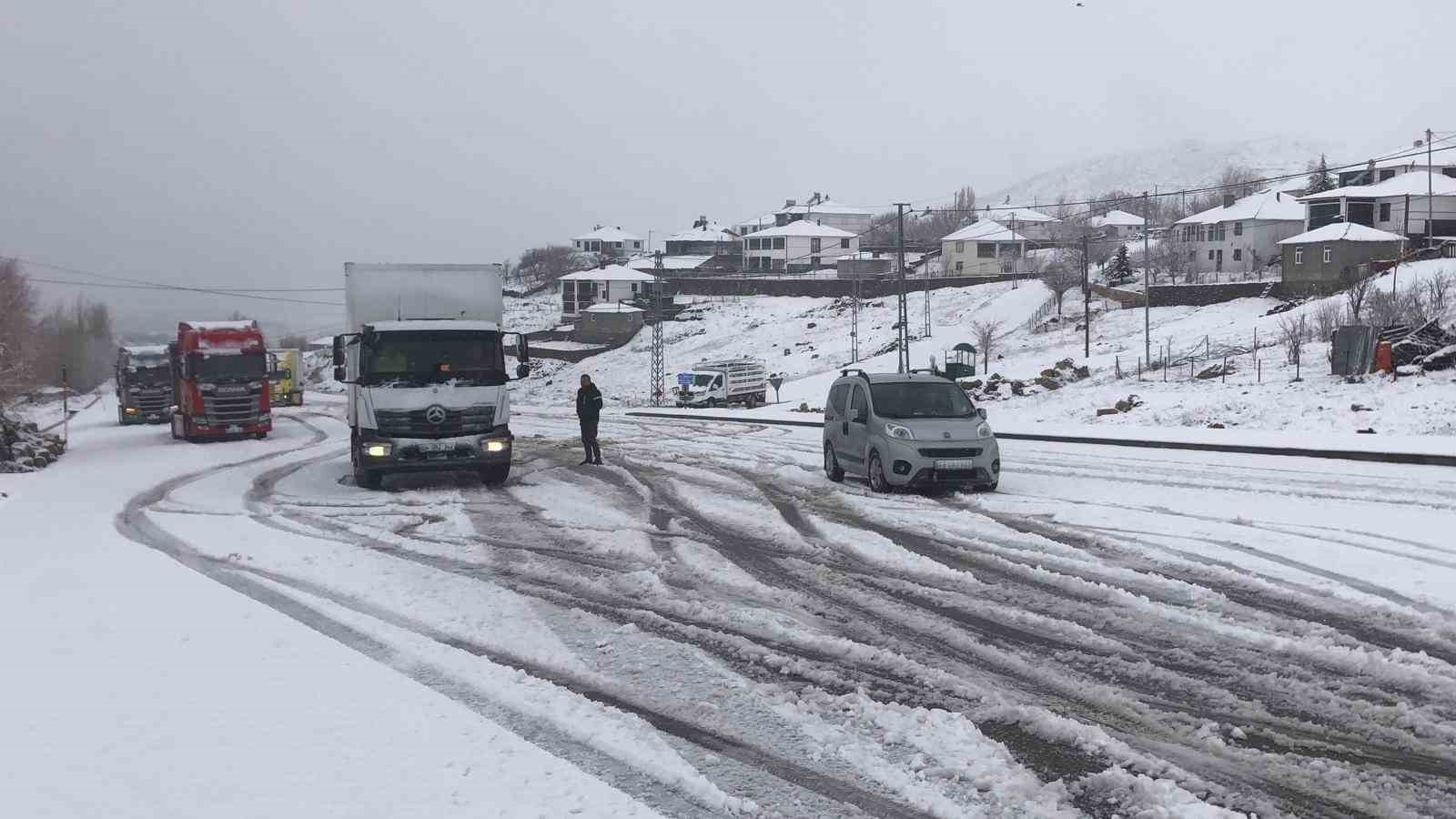 Baharı bekleyen Karlıova karlı bir güne uyandı
