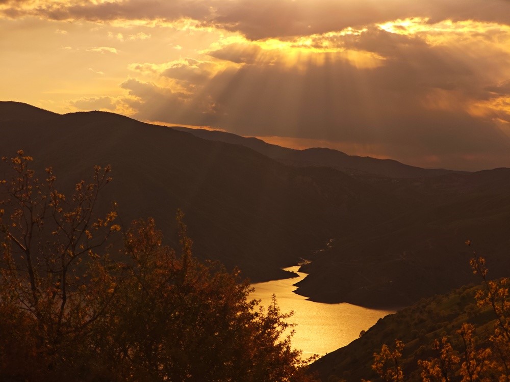 Baharın gelişiyle Keban Baraj Gölü’nde eşsiz manzara
