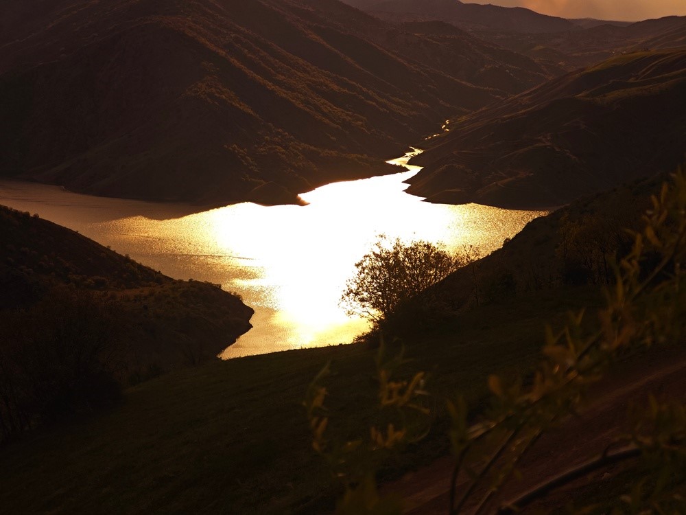 Baharın gelişiyle Keban Baraj Gölü’nde eşsiz manzara
