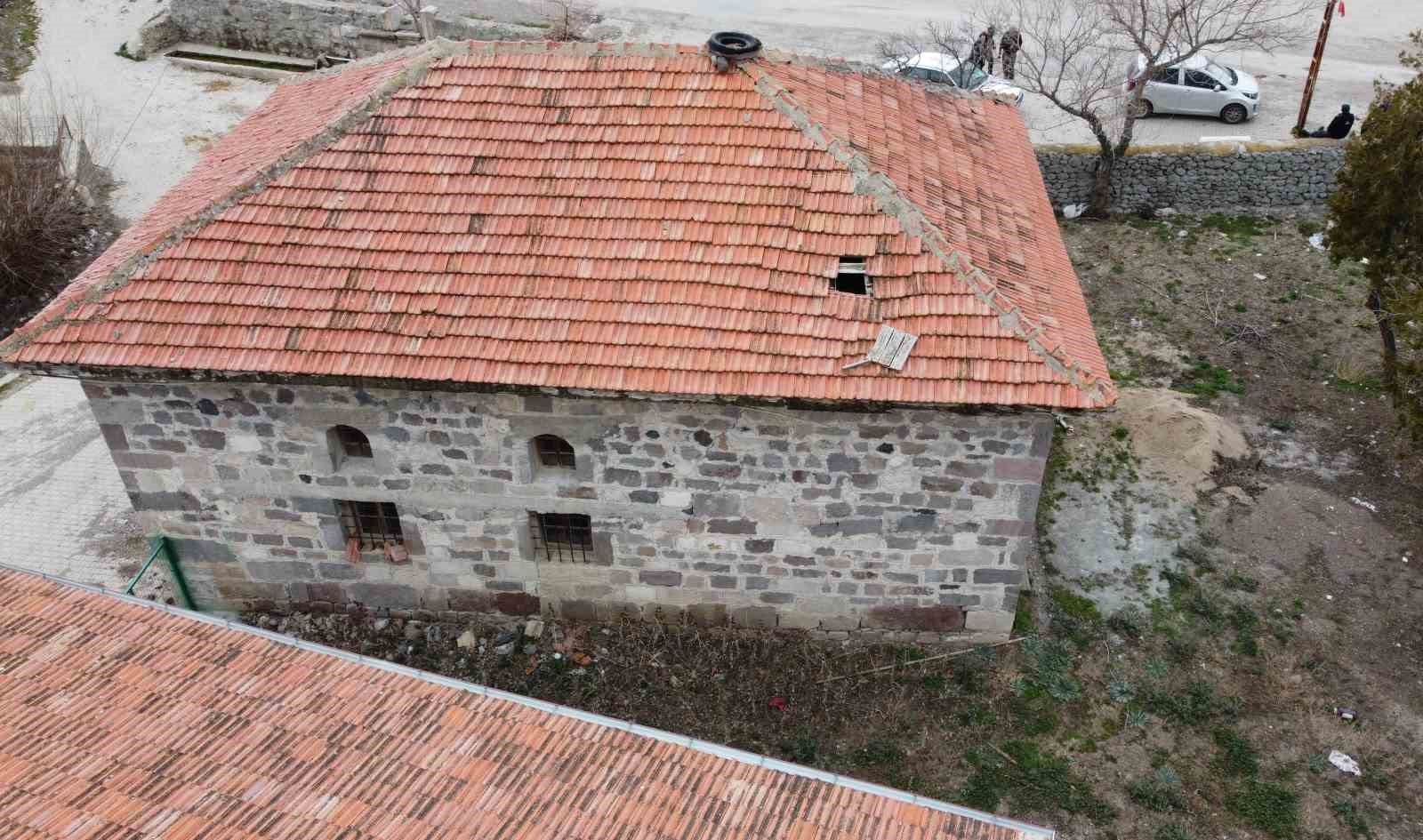 Bahçecik köyü camii restore edilmeyi bekliyor
