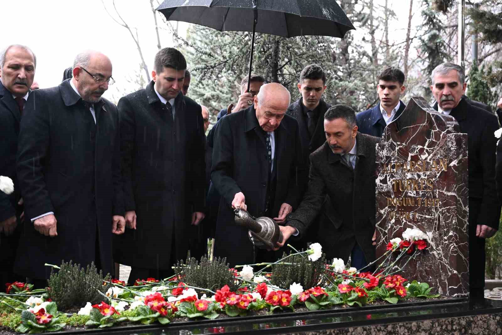 Bahçeli, Merhum Türkeş’in kabrini ziyaret etti
