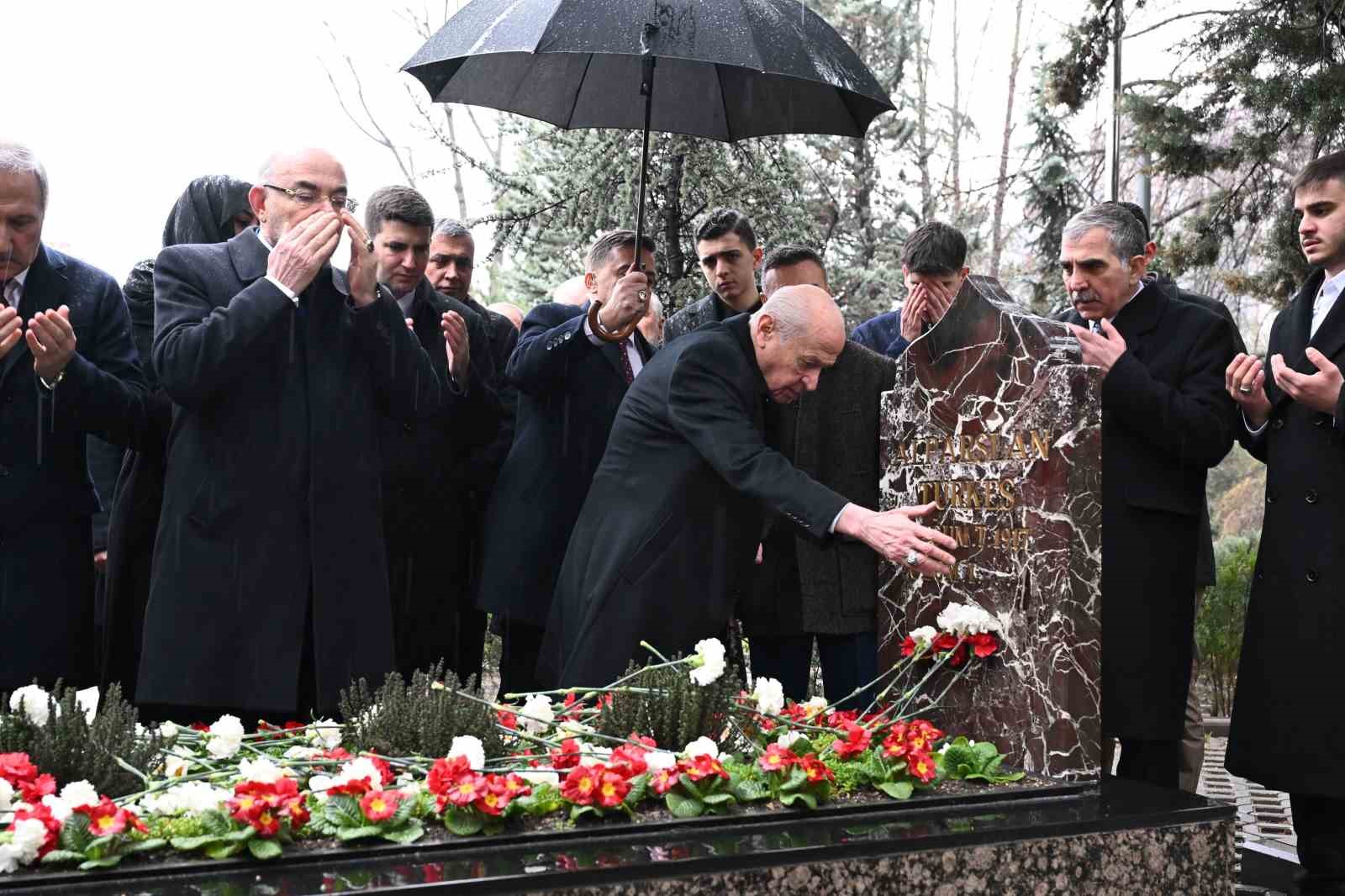 Bahçeli, Merhum Türkeş’in kabrini ziyaret etti
