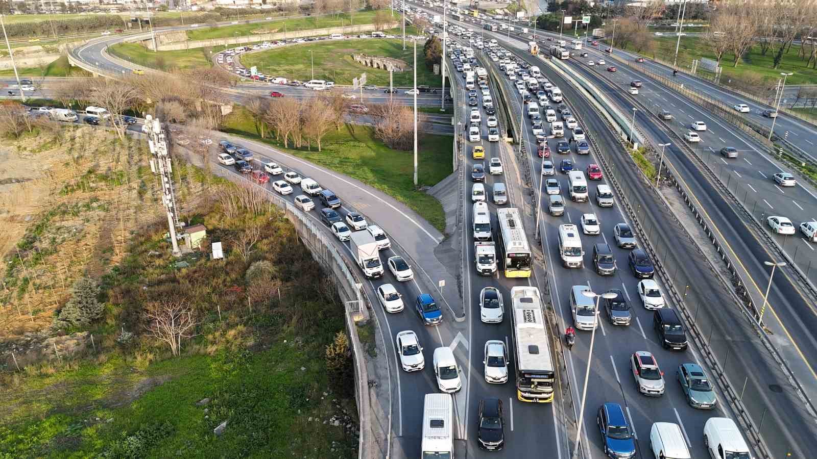 Bahçelievler Çobançeşme Kavşağı’ndaki trafiğe vatandaşlardan tepki
